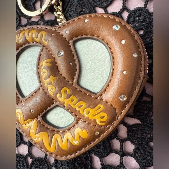 *SOLD* Kate Spade NYC Big Apple 3D Pretzel Coin Purse - Picture 3 of 13
